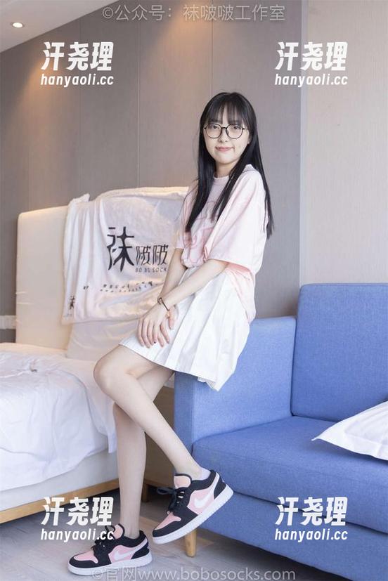 BoBoSocks袜啵啵 - 果果在华伦天奴高跟鞋里，免费美图照出了一整本杂志！