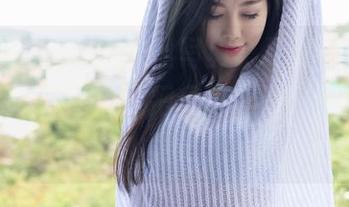 IMiss爱蜜社 – 灰丝写真集更新了，逗逗doudou好像悄悄把我拉进了时尚界，早上喝水竟不想了！