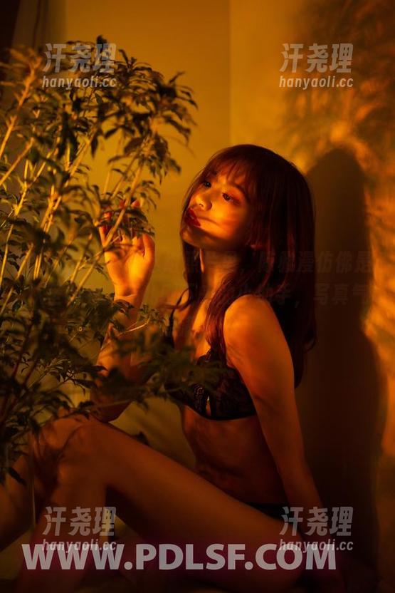 PDL潘多拉 - 这组照片里，陈雅漫仿佛是从圣诞老人那儿刚下来的小助手，写真气息满满！
