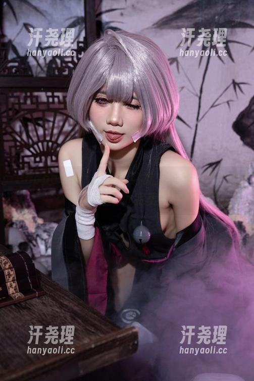 PoppaChan的吊带英雄，来看她展示的每一处完美