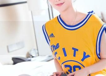 TouTiao头条女神 – 每一张都是赞，秦若兮的校服美图包成为了我的新宠。