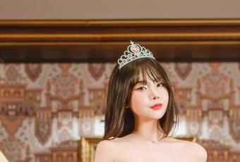 最新Yuna(윤아)照片：眼镜硬是把她的智商提高了，哈哈！