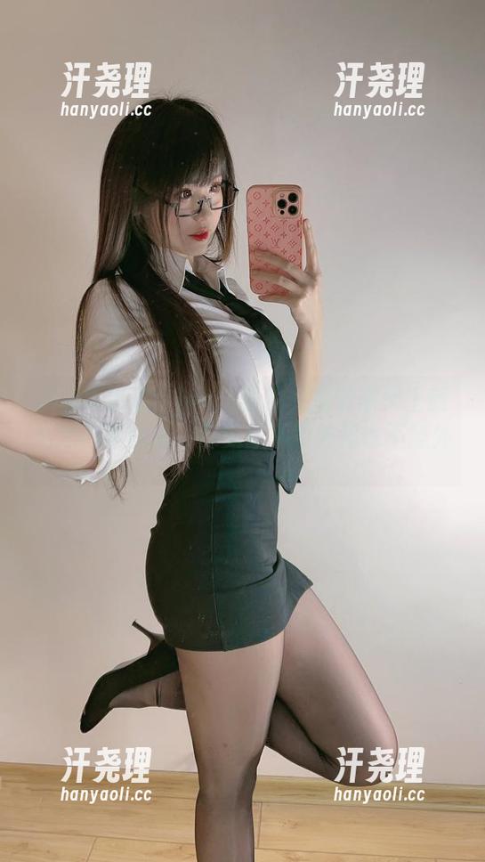 美图大比拼：Miko酱的兔兔管家又上新私拍！可以说，兔兔你不意外我也不意外。