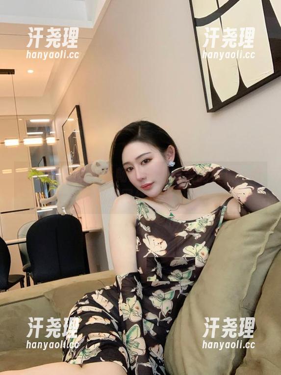 微密圈 - 在网盘畅游：不爱笑的赛琳's西服加渔网丝袜小日子