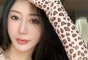 微密圈 – 不爱笑的赛琳在豹纹连体里的合集：看起来很fashion，但我还在想怎么搭配鞋子