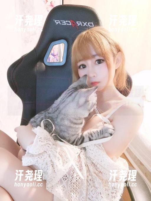 这雪夜，不仅仅是锦礼，照片里的依依超级懒就像壁纸般美丽，抵挡不住啊！