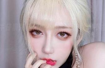 啾小妍的牛仔裤精选，时不时的回眸让人不由自主地咽口水