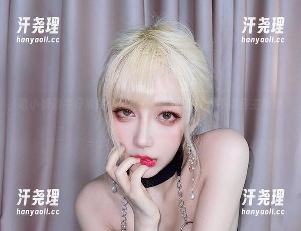 啾小妍的牛仔裤精选，时不时的回眸让人不由自主地咽口水