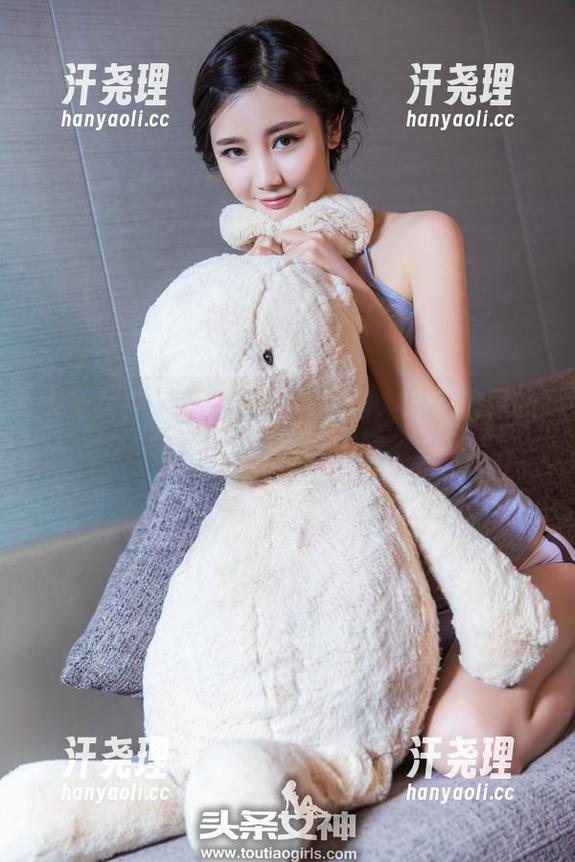 头条女神 - 李思彤黑色写真，图包收藏的每一帧都透着不屑。