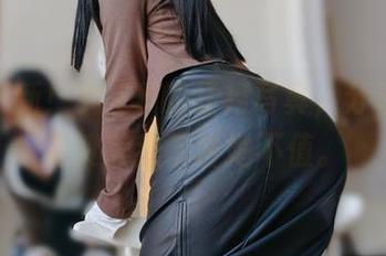 又有更新！女主K的红裙写真，分享里没有赞美我都替她不值。
