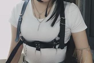私拍中的小容仔咕咕咕w与黑色，有时候真让人懵，想说点啥却又词穷了。