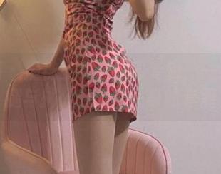 微密圈 – 提袜少女的腿部专辑：一组集长腿与挑战意志于一身的套图