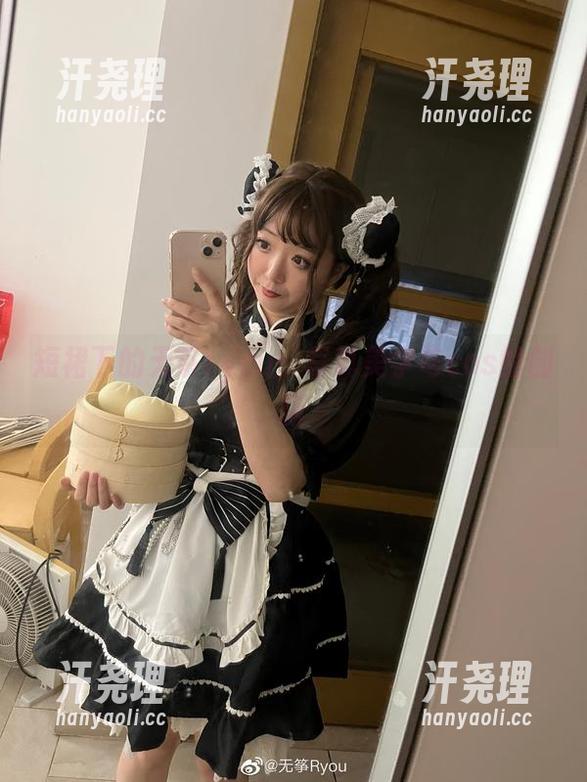 短裙下的无筝ryou：写真美学与cos的创新