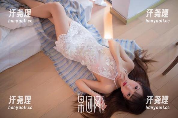 原图里的清纯尤物，果团网真会选，眼神深邃得我竟忍不住想靠近。