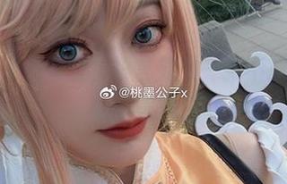 桃墨公子在窗边，誓言要做一张不被阳光戳中的美图！