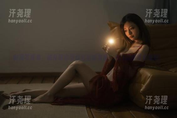 制服写真集，桃良阿宅带你宅出新高度：出门记得带书籍哦！