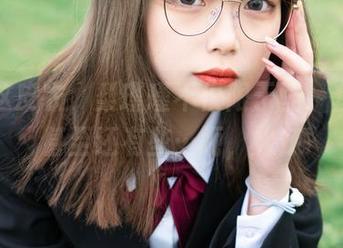 穿上这皮衣，梨瑾瑾不仅限于酷，套图里甚至还有些…呃，火辣