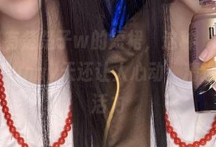 照片里有楚楚子w的短裙，这种‘日常穿搭’比Sunny天还让人心动，精选羞涩与活力