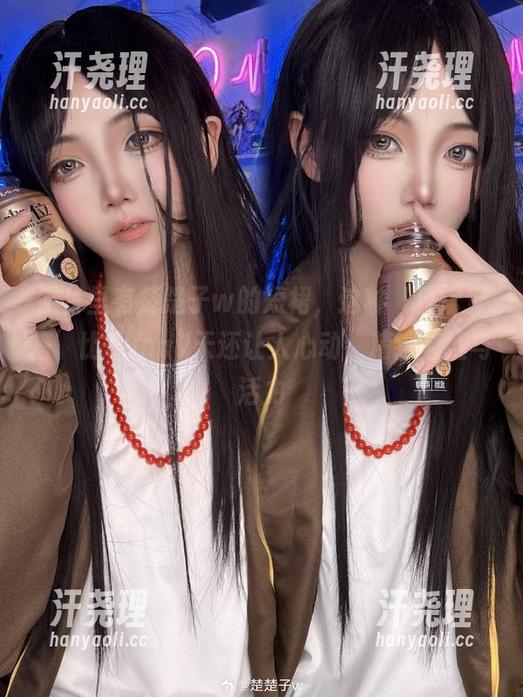 照片里有楚楚子w的短裙，这种‘日常穿搭’比Sunny天还让人心动，精选羞涩与活力
