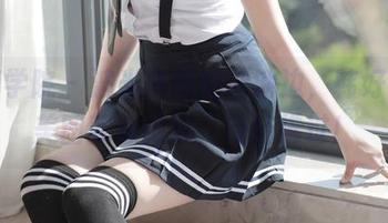 模范学院 – 波光粼粼的泳池边，韩好甜的美图就像微风，轻轻拂过！