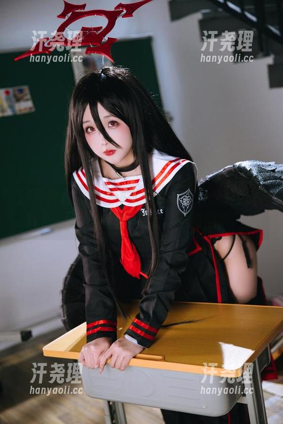 打开图包，樱井小莜的透明女仆又让我领教了一下什么叫做“我们懂两回事”。