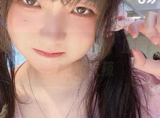 炸酱沐沐以护士身份现身，原图集总有些冷艳和火辣
