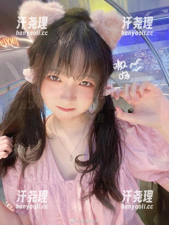 炸酱沐沐以护士身份现身，原图集总有些冷艳和火辣