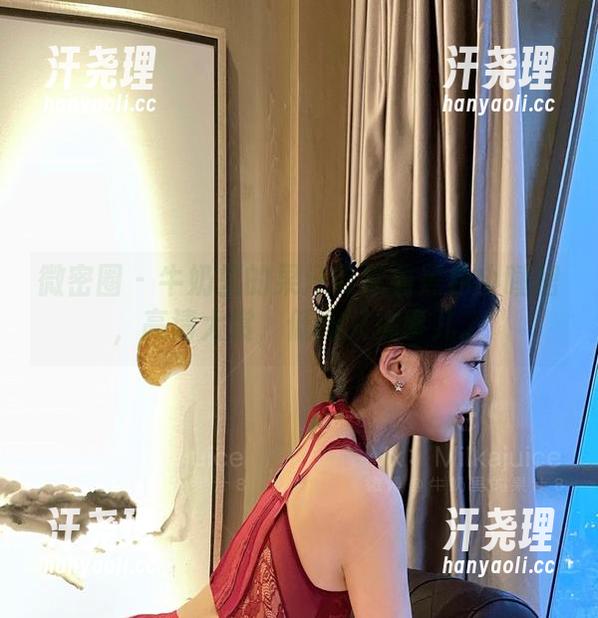 微密圈 - 牛奶里的果汁带你看黑色小睡裙，高清大赏，低调又挑事儿。