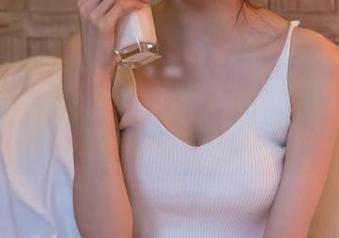神奇的王羽杉加粉色连衣裙，搭配无圣光的图包，真让人心猿意马！