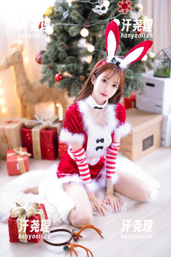 在王羽杉的眼镜与写真间历经“心电感应”，也没想明白到底看啥。