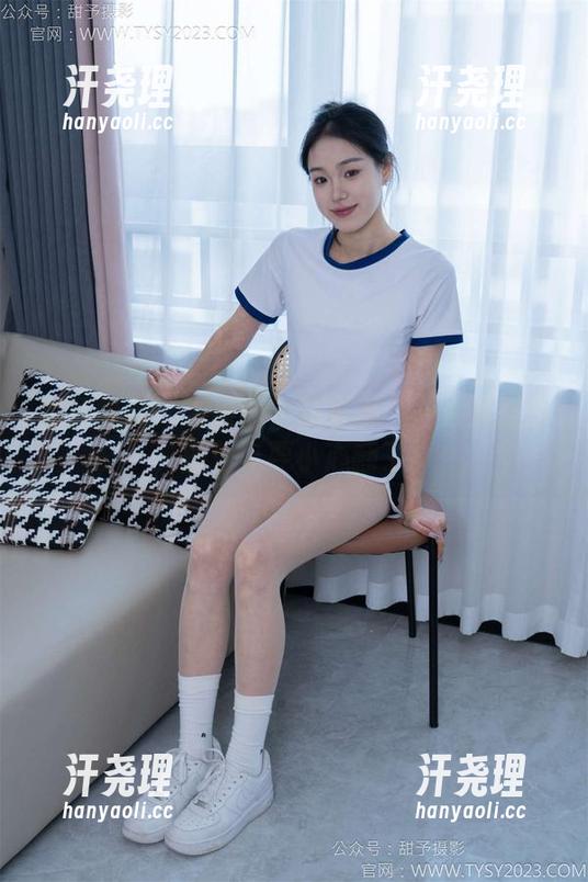 甜予摄影 - 璇璇的套装写真：一波骚操作，图包可要小心翻了！