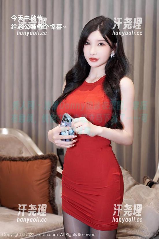 秀人网 - 浅浅Danny的泳衣原图，穿搭有意境，恍惚中我也想立马下水了……可惜没泳圈。