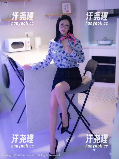 秀人网 - 警告：下载白浅浅的JK套图可能会引发偷偷点赞的欲望