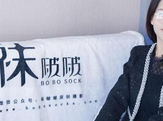 袜啵啵 – 这黑皮鞋，真让小淳的私拍图集多了不少致命吸引力。