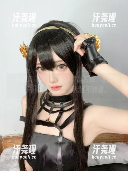 “趴趴捣蛋陌”在牛仔裤里右拐、左摆的样子，高清cos看得我目不转睛。