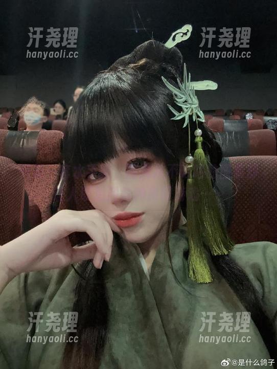 只是一套水手服，阿九从不咕咕的图集却让人联想到各种拼图游戏……