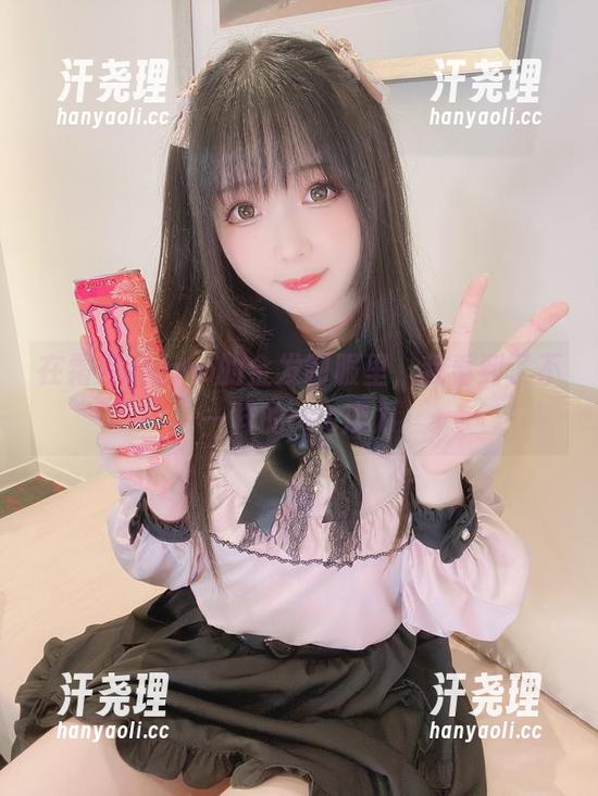 在霜月shimo的金发制服里，我看到了不一样的cos魔力