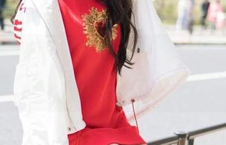 魅妍社 – 黄歆苑私拍独门秘籍：穿上网袜，连镜头都想自拍，你信吗？