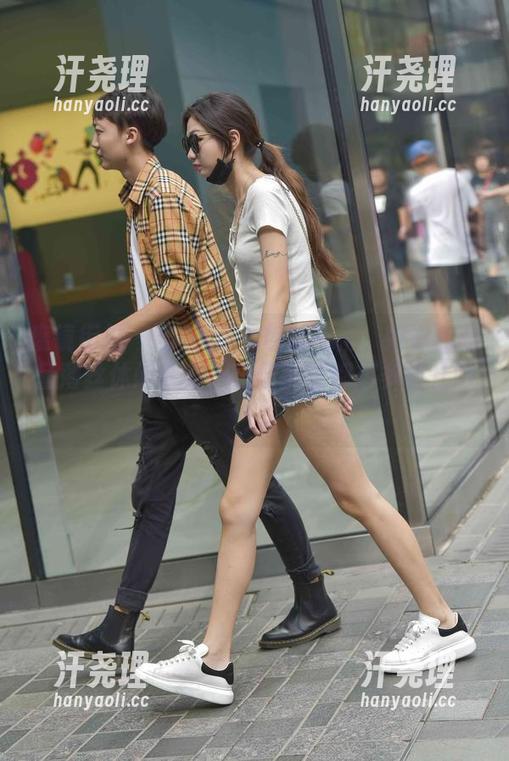 魔镜街拍 - 当OL遇上包臀灰裙：婷婷的极品薄丝休闲合集，随便翻翻都想多看几眼！