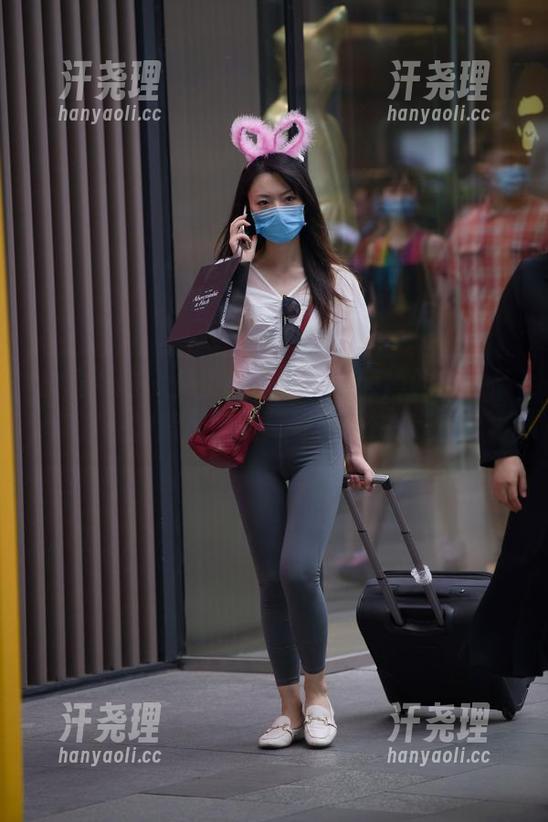 魔镜街拍 - 免费挑战视觉，婷婷的白色吊带连衣裙黑丝图集，舒适到想躺着看！