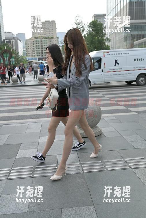 魔镜街拍 - 白色连衣裙和楼楼，私房旅程中的清新图片集。