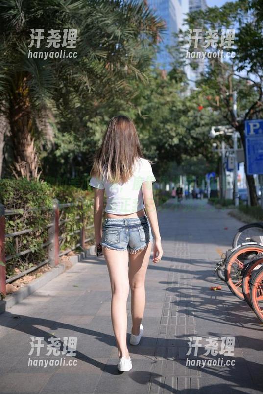 更新你的美丽标准，魔镜街拍图集分享：黑丝大长腿，反正我已经不淡定了。