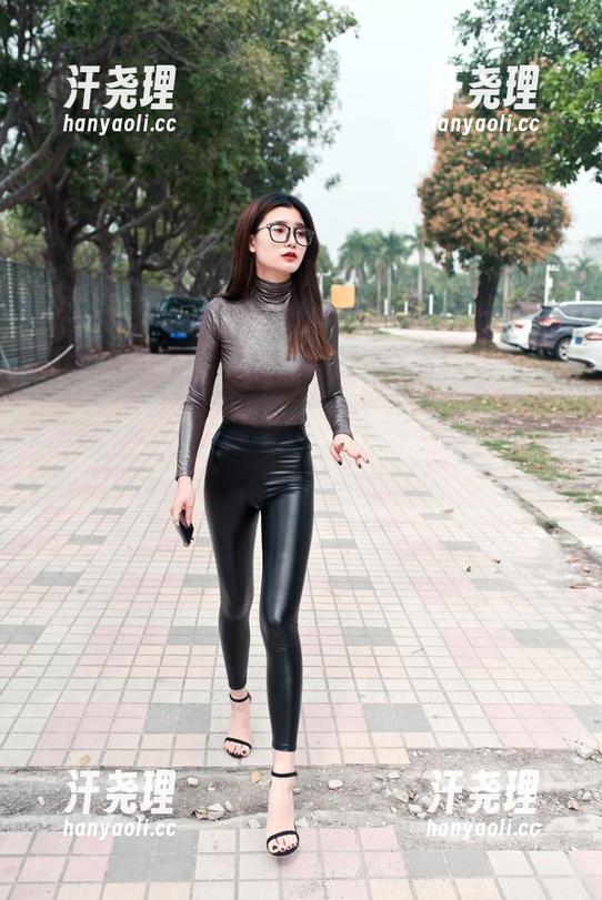 魔镜街拍：美图中的长腿皮裙小女生，下载之后你会感谢自己的选择。