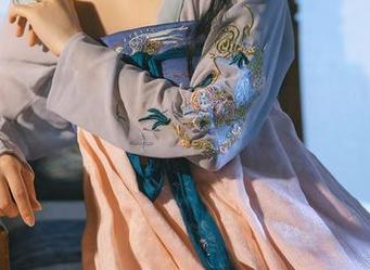 作品里鹿八岁baby就像是我的职场偶像，她这身职业装让我怀疑人生。