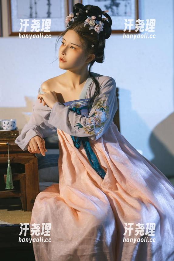 作品里鹿八岁baby就像是我的职场偶像，她这身职业装让我怀疑人生。