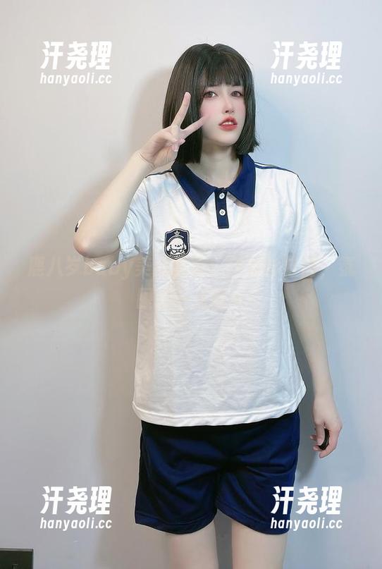 鹿八岁baby美图更新：白衬衫依旧，氛围差一点哟～